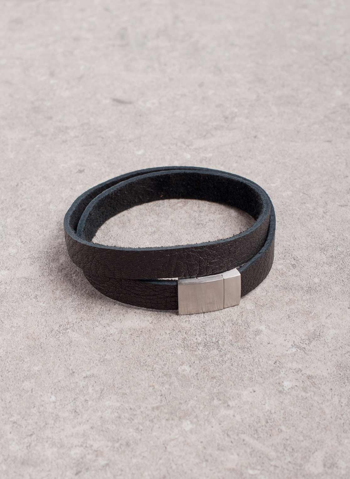 Lässiges ​​​​​​​​​​​​​​Armband aus schwarzem  Naturleder mit Magnetverschluss
