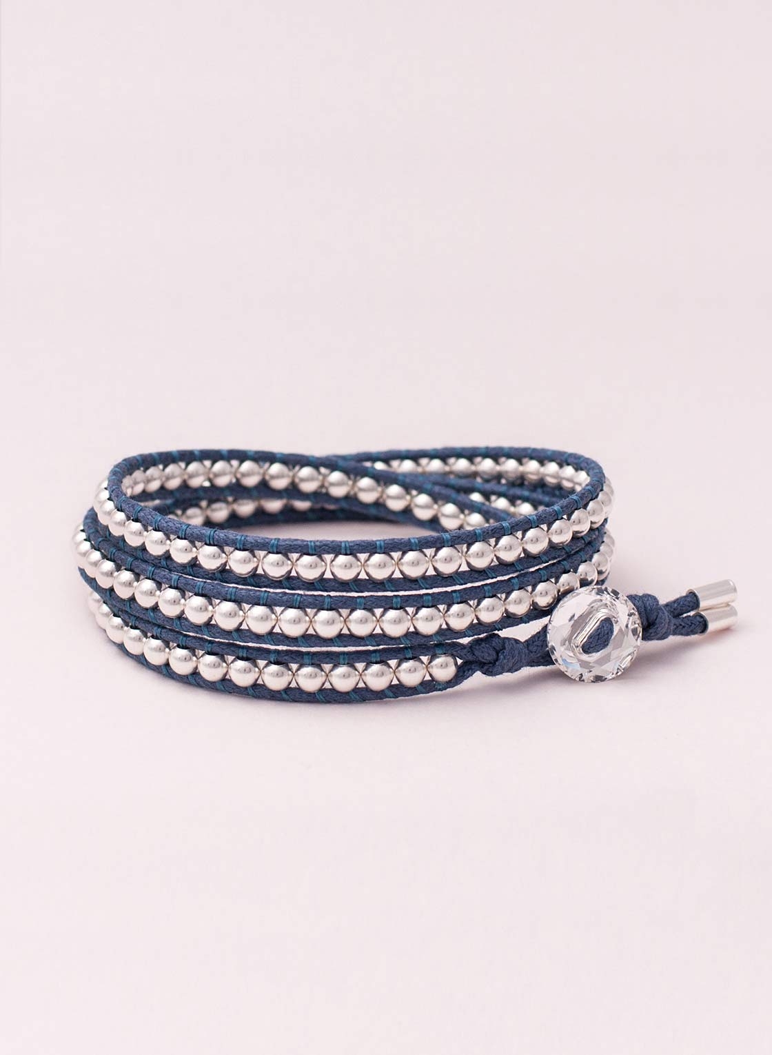Dreifach Wickelarmband in 4 mm Silberkugeln und blauem Band, mit Kristallknopf und Endkappen aus 925 Sterling Silber