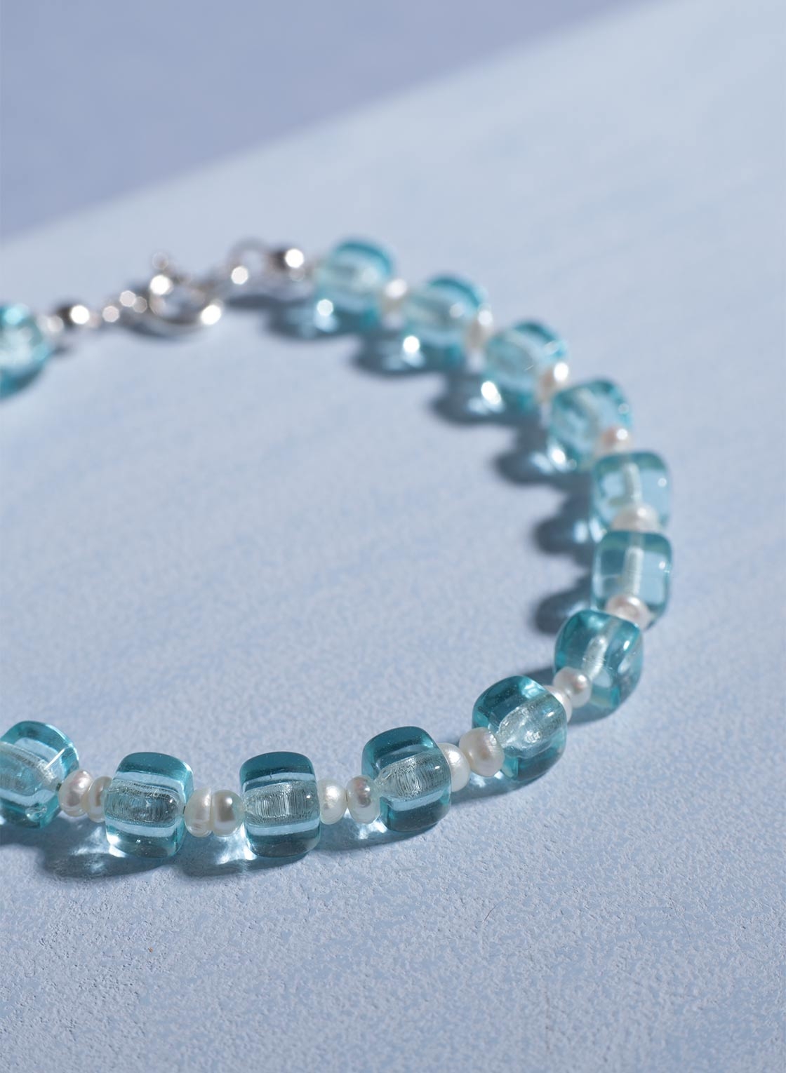 Würfelarmband mit Böhmischem Glas und Perlen