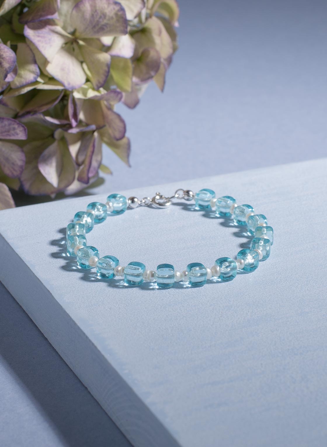 Würfelarmband mit Böhmischem Glas und Perlen
